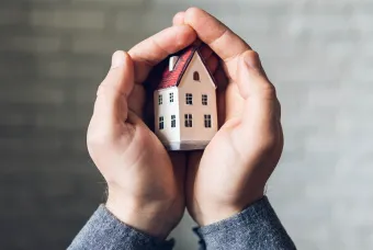 petite maison tenue à deux mains