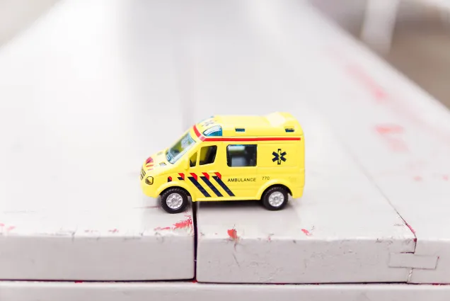 stuk speelgoed ziekenwagen houten oppervlakte