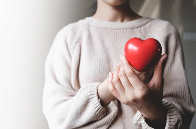 vrouw die rood hart houdt