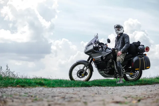 moto et cycliste au bord de la route