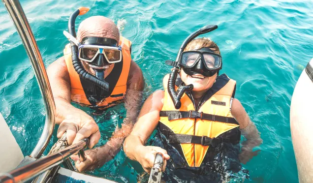 paar klaar om te snorkelen