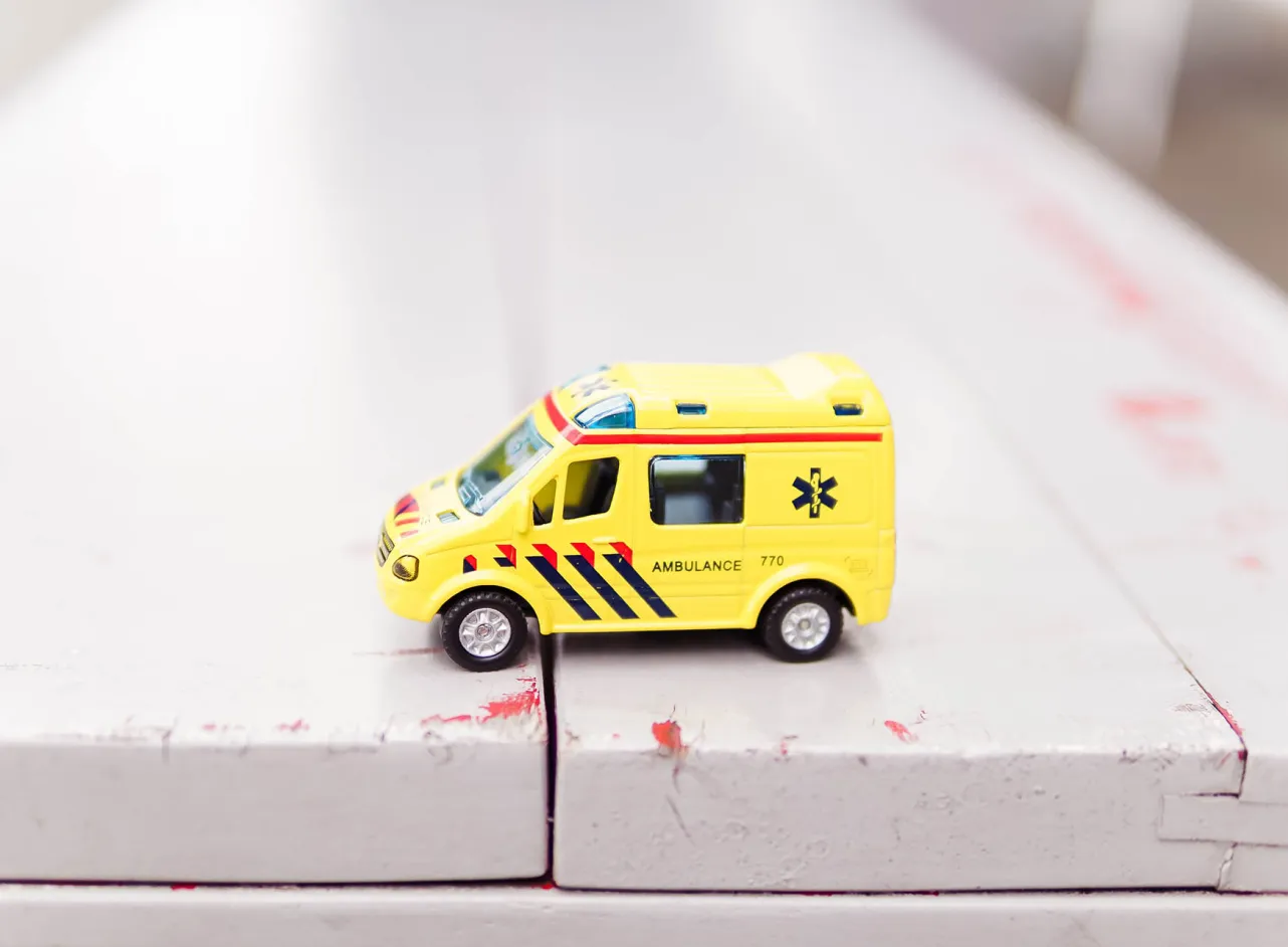 stuk speelgoed ziekenwagen houten oppervlakte